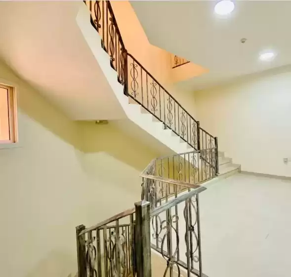 Жилой Готовая недвижимость 4+комнаты для горничных Н/Ф Сложный  в аренду в Аль-Садд , Доха #9764 - 1  image 